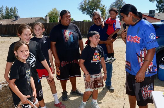 Robert Jeff talks to the Begaye family of horseshoe players.